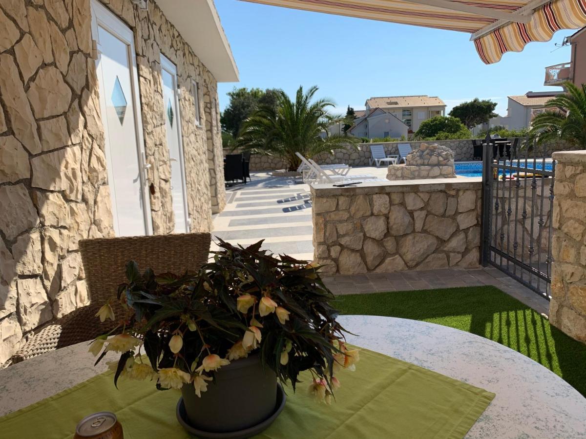 נובליה Apartments Albatross מראה חיצוני תמונה