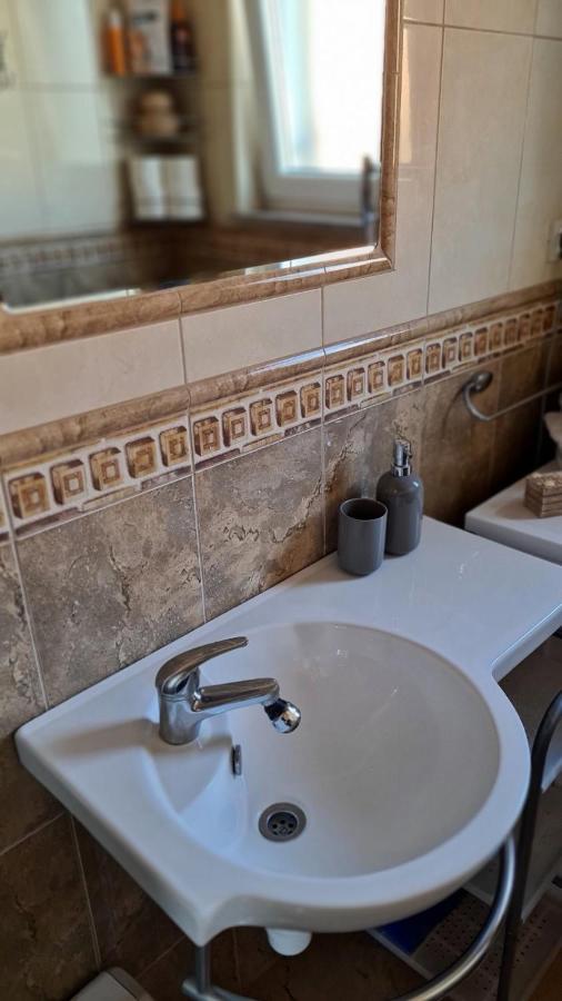 נובליה Apartments Albatross מראה חיצוני תמונה