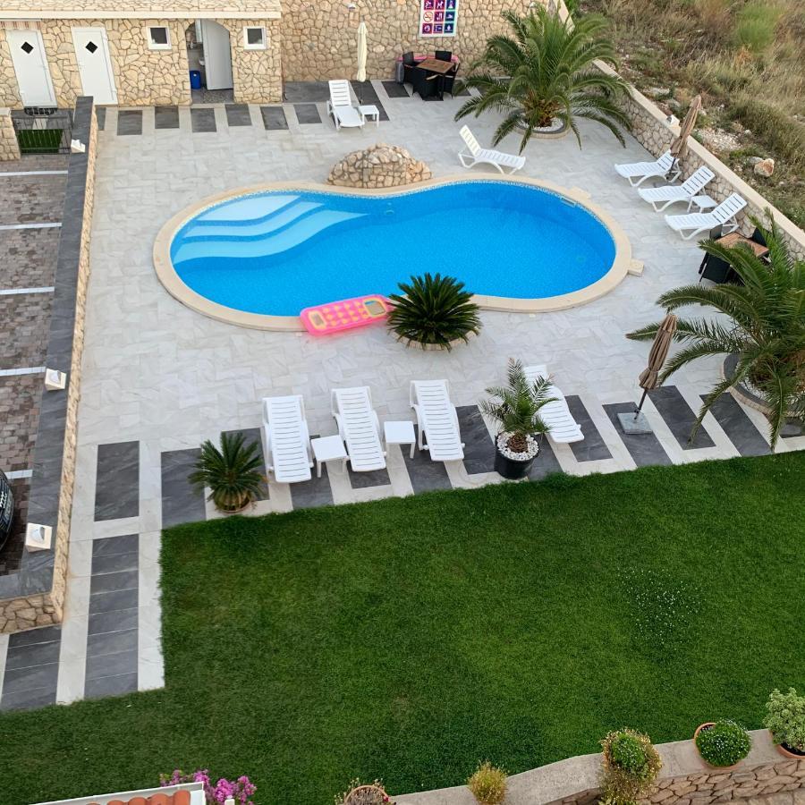 נובליה Apartments Albatross מראה חיצוני תמונה