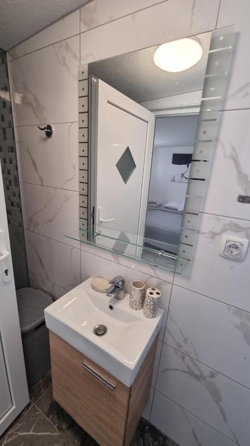 נובליה Apartments Albatross מראה חיצוני תמונה