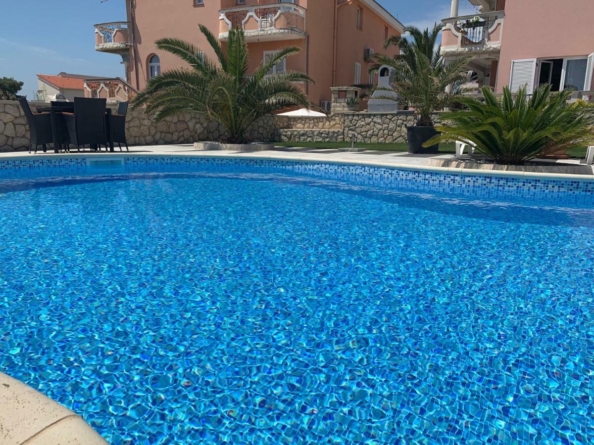 נובליה Apartments Albatross מראה חיצוני תמונה
