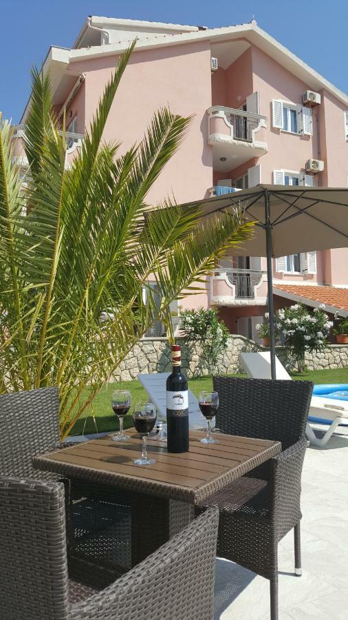 נובליה Apartments Albatross מראה חיצוני תמונה